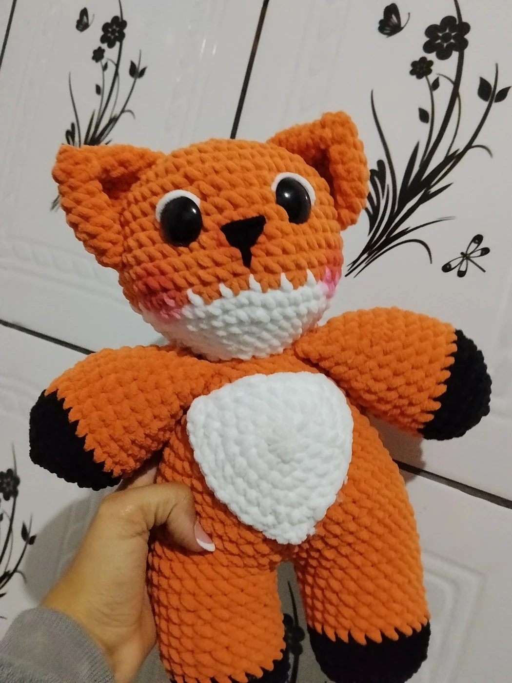 Raposa laranja e branca em crochê chenille, com olhos pretos e bochechas rosadas