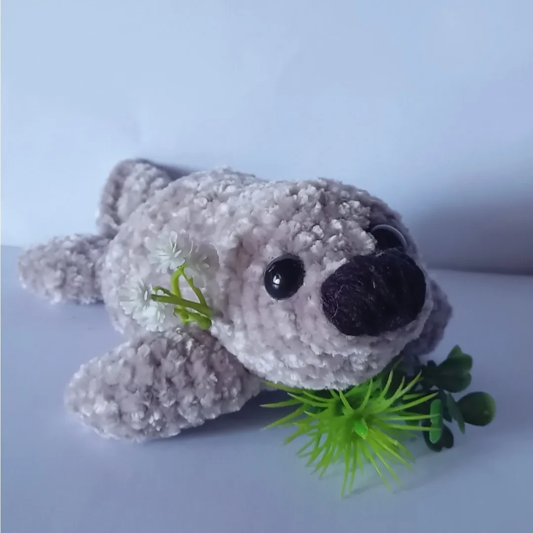 Peça artesanal cinza em chenille com detalhes de flores da Fio a Fio